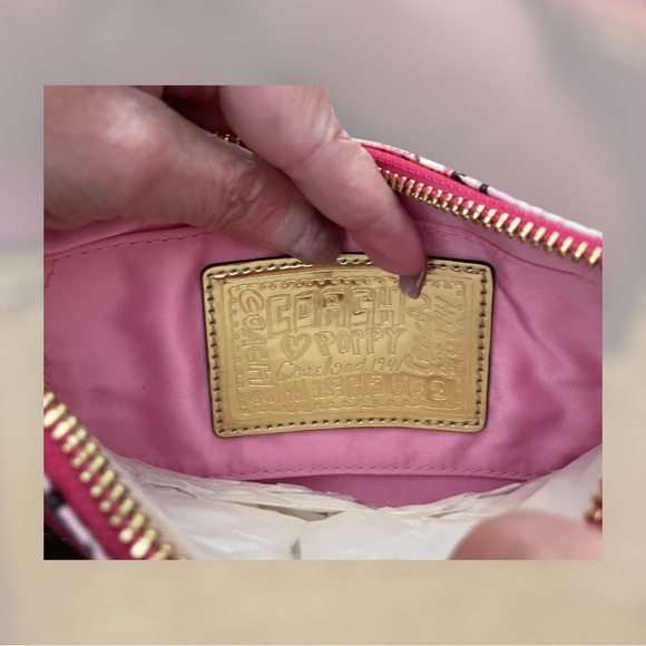 Coach Poppy Graffiti Wristlet NWT
MSRP $178.00 - Picture 7 of 7